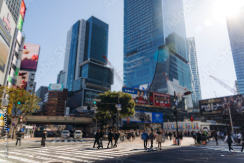 Foto Shibuya Scramble Crossing, Tokyo, crowd of pedestrians and tourists walking on p