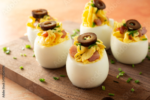 Fotografia A view of some deviled eggs, on a wood board.