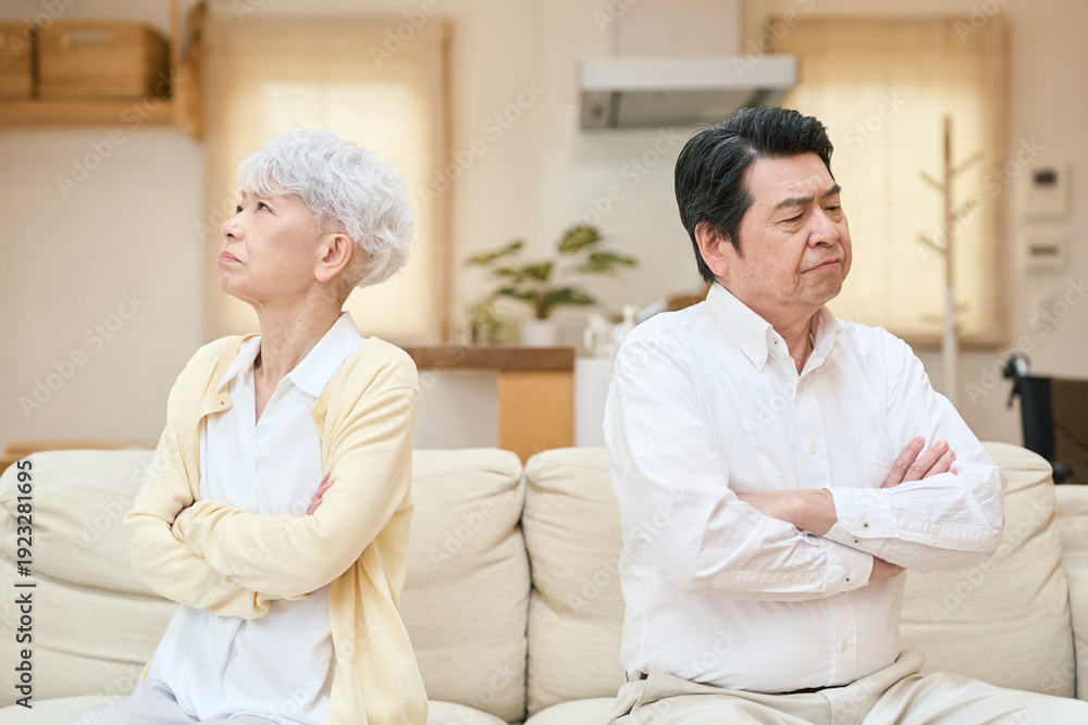 Obraz premium 喧嘩をするアジア人シニア夫婦