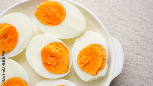 Fotografia Hard boiled eggs peeled and cut in plate