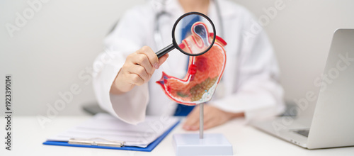 Foto Doctor with Gastric anatomy model