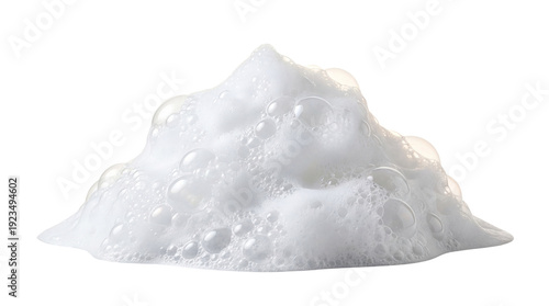 白い泡の山が透明な背景に分離されたクローズアップ写真。石鹸、シャンプー、または洗剤によって生成された、軽くてふわふわした質感の泡が積み重なっています。