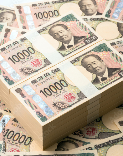 一万円札の束が並んだ背景