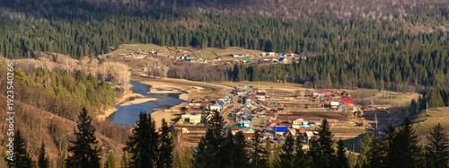 Foto Southern Urals, Bashkortostan, Tolparovo village in autumn.