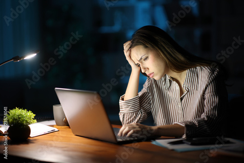 Bild auf Leinwand Worried freelance worker complaining working online