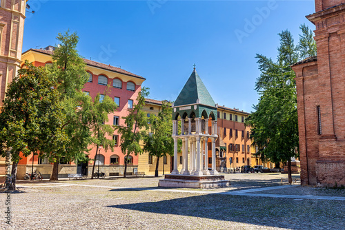 Wallpaper Mural The Tomb of Rolandino de' Passeggeri (Tomba di Rolandino de' Passeggeri), also known as one of the Tombs of the Glossators (Tombe dei Glossatori), is located in Piazza San Domenico in Bologna, Italy. Torontodigital.ca