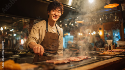 混雑する焼肉居酒屋で連携プレーする男性スタッフ、達成感に満ちた接客風景