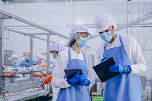 Quadro em tela Food hygiene officer inspecting and certifying the cleanliness of fish productio