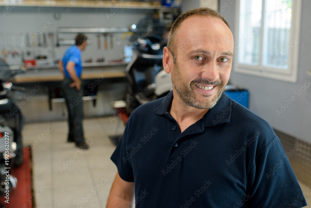 Obraz premium man in the workshop posing