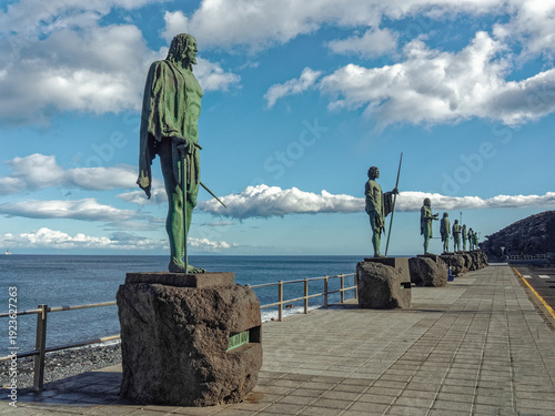 Tableau sur toile Guanche kings statues standing along candelaria coast
