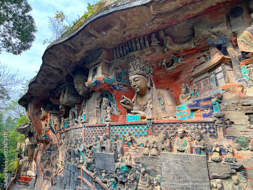 Φωτογραφία The stunning Buddhist sculptural art at Dazu Rock Carvings, Baoding Mountain, Ch