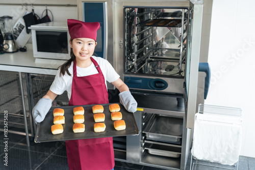 Konstfotografi お菓子作り、パティシエ、子供、女の子、クッキー、オーブン、キッズ、女子、家庭科、レッスン、クッキング、スタジオ、教室、料理、調理室、笑顔、完成、焼きたて、焼く、