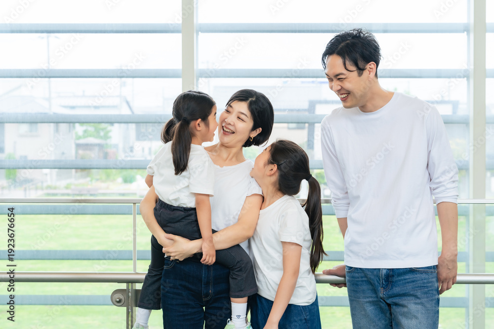 Fototapeta premium 家族、ファミリー、親子、家庭、ファミリーフォト、集合写真、笑顔、日本人、記念撮影、子供、女の子、子育て、育児、小学生、仲良し、寄り添う、ママ、パパ、シンプル、室内、ホテル、旅行、観光、元気、女子、可愛い、こども、支援、保険、健康、ヘルスケア、リラックス、男性、女性、若い、カジュアル、ハッピー、両親、母親、父親、保育、明るい、デニム、キレイめ、抱っこ、さわやか、ライフスタイル、一緒、人物