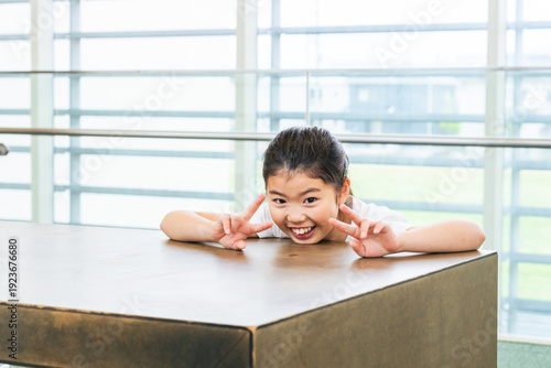 室内で遊ぶ女の子