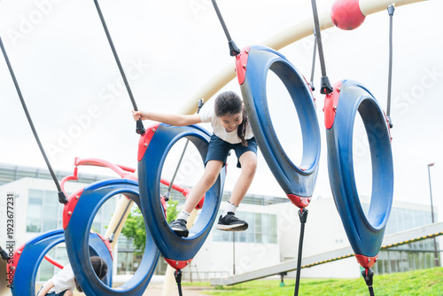 公園の遊具で遊ぶ女の子
