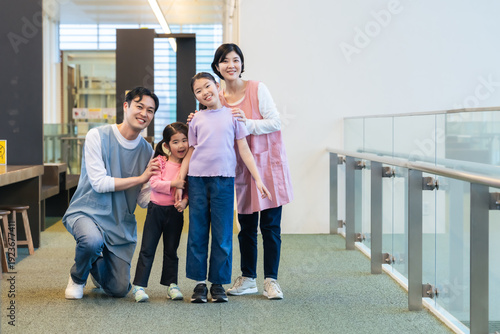 施設の中で並ぶ女の子と保育士