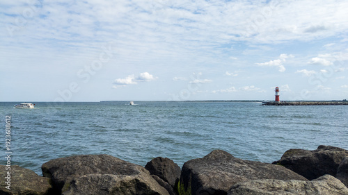 Leuchtturm und Boote an der Küste