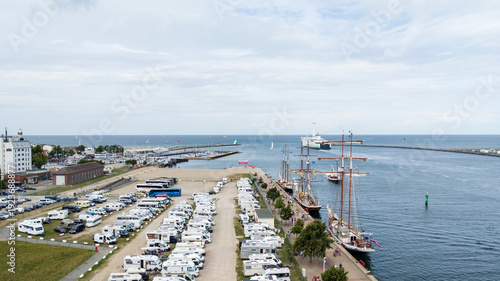 Luftaufnahme des Hafens von Rostock-Warnemünde mit Wohnmobilstellplatz und Segelschiffen