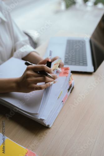 Canvastavla A woman in a red shirt is handling a large number of documents and files, symbol