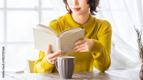 Quadro su tela 自宅で読書を楽しむ女性のリラックスタイム, Relaxed woman reading a book at home