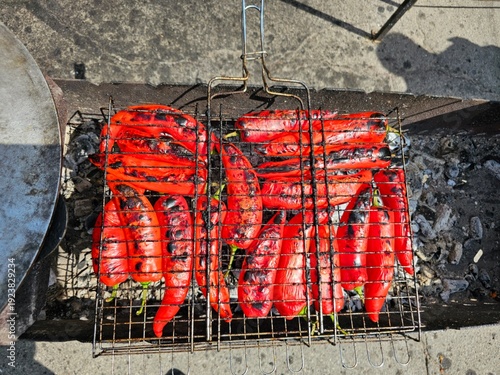 Foto Grilled whole red paprika ramiro pepper