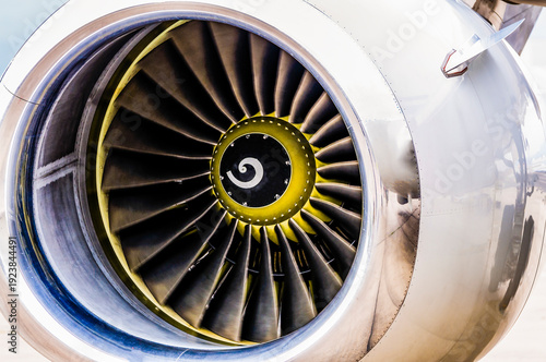 Front engine cowling and turbine blades of the engine of a jet aircraft