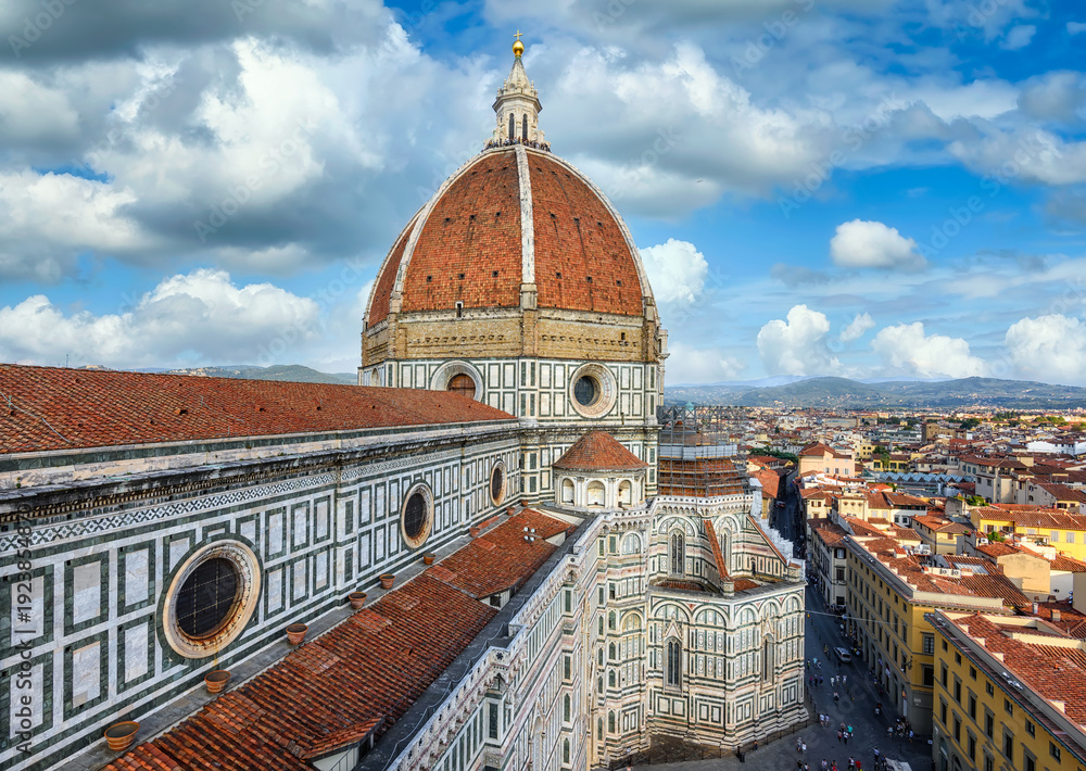 Fototapeta premium Florence Duomo. Basilica di Santa Maria del Fiore (Basilica of Saint Mary of the Flower) in Florence, Italy. Architecture and landmark of Florence. Cityscape of Florence