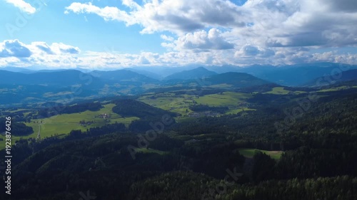 Luftaufnahme Tal bei Zirbitzkogel in der Steiermark