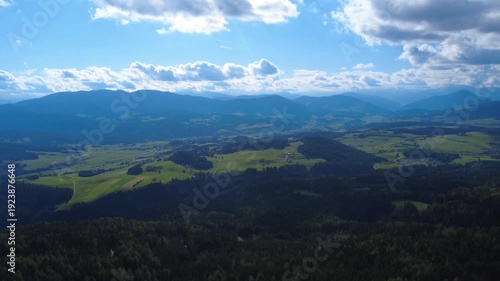 Luftaufnahme Tal bei Zirbitzkogel in der Steiermark