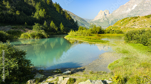 Fotografie The Tour du Mont Blanc crosses France, Italy, and Switzerland, offering breathtaking views of glaciers, alpine passes, and the highest peak in the Alps