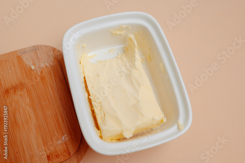 Foto Soft Butter Block On Wooden Cover