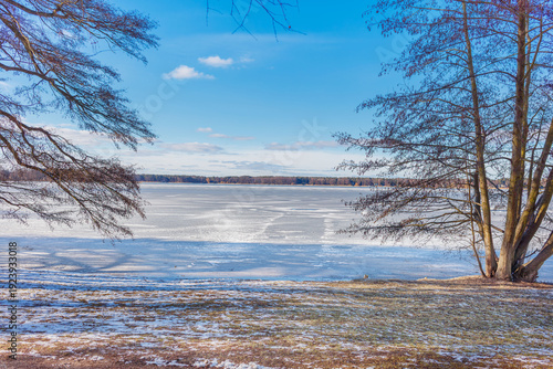 Grosser Wandlitzsee komplett zugefroren. Landschaft & Natur im Barnimer Land, vereister Wandlitzer See mit Eisdecke - eis auf dem Wasser / Gewässer, Brandenburg im Winter