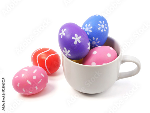 Canvas Print Colorful easter eggs in cup isolated on white background