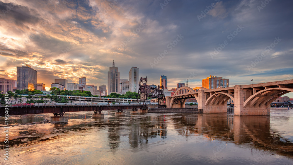 Fototapeta premium Saint Paul, Minnesota, USA. Cityscape image of downtown St. Paul, Minnesota, USA with reflection of the skyline in Mississippi River at beautiful summer sunset.