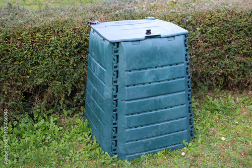 Foto Bac composteur en plastique vert dans le jardin