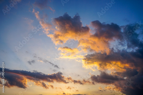 Photos The golden hour, the period just before sunset when the daylight is redder and softer than when the sun is higher in the sky