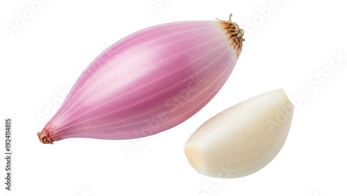 Foto Isolated shallot bulbs, whole and peeled, raw and uncooked, an ingredient for fl