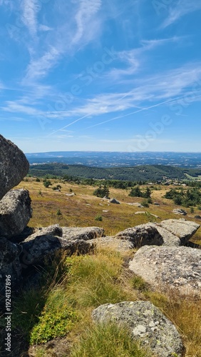 Les plateaux de la Margeride et de l'Aubrac vus depuis les chaos granitiques des sommets des monts de la Margeride (Auvergne, France)
