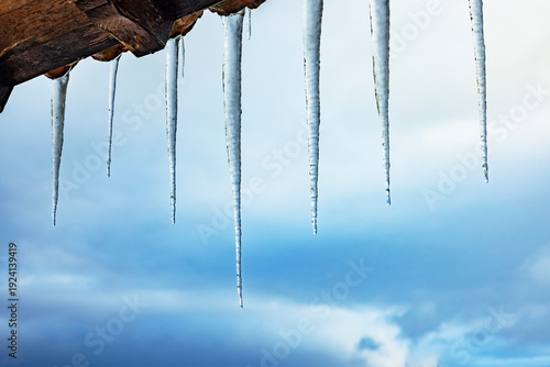 Eiszapfen an einem Hausdach