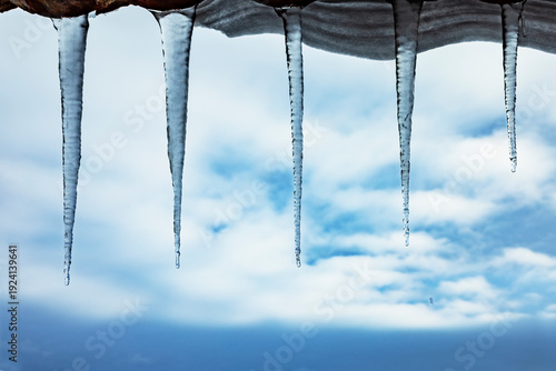Eiszapfen an einem Hausdach