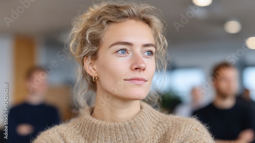 Selbstbewusste Frau in Businesskleidung mit nachdenklichem Gesichtsausdruck in einem modernen Büroumfeld