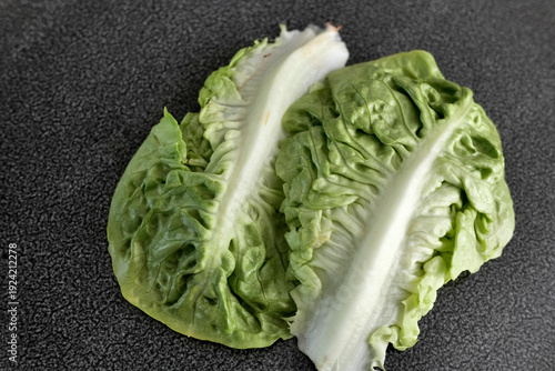 feuilles de salade dans l'assiette