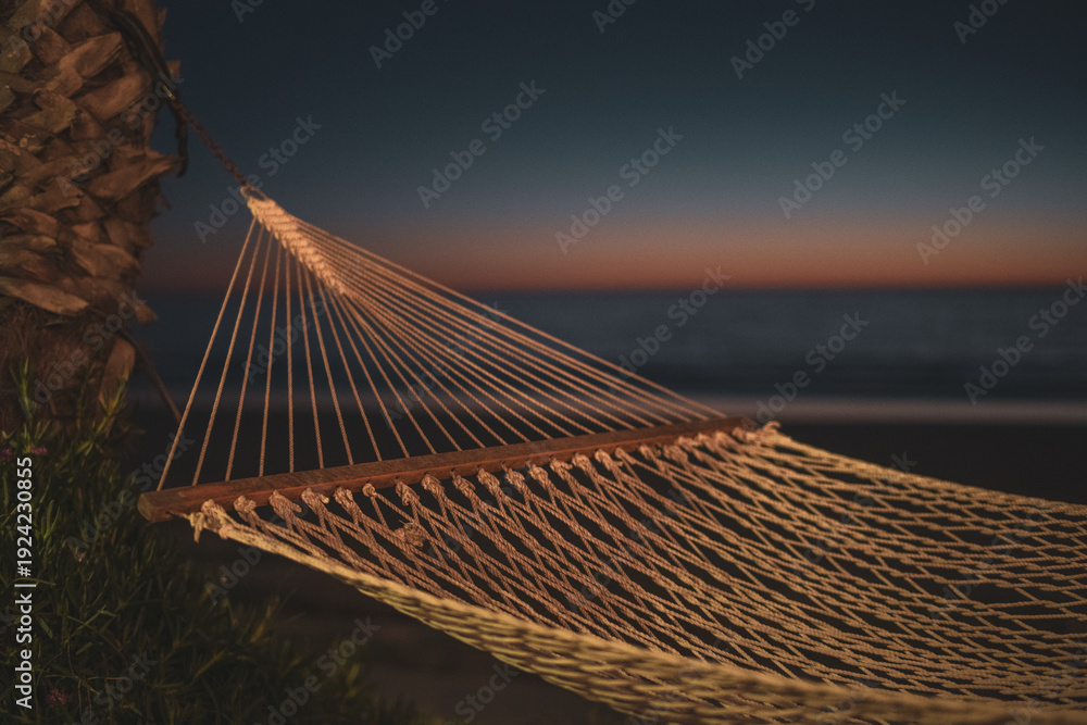 Obraz premium Beautiful afternoon at Los Angeles beach, California, seen from a hammock
