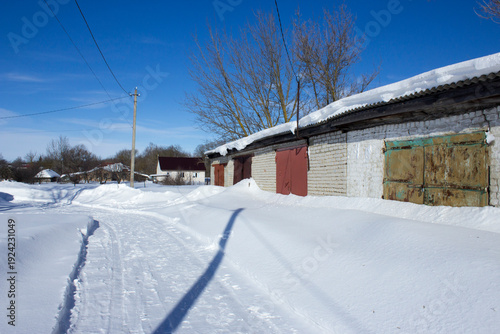 Гаражи занесены снегом.Garages are covered with snow.