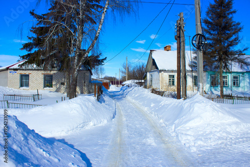 Въезд между домами зимой.The entrance between the houses in winter.