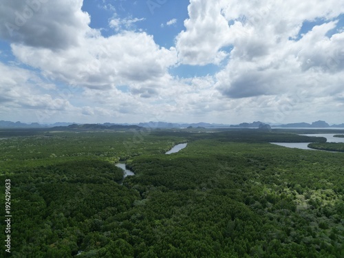 영화 아바타의 한 장면 같은 태국 팡아만의 신비로운 석회암 산들과 열대 밀림 하천 드론 풍경
