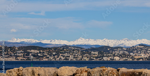 Vue sur la mer et les Alpes depuis Théoule-sur-Mer sur la Côte d'Azur en France