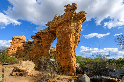 Foto Igrejinha Natural Sandstone Arch in Catimbau Valley, Buíque, Pernambuco, Brazil