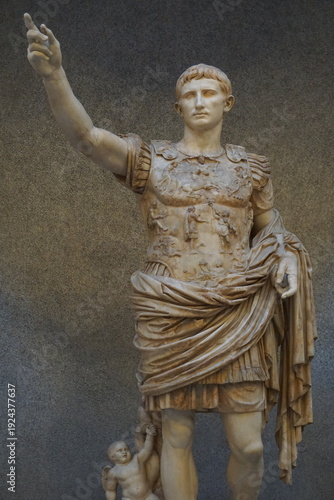 Billede på lærred Vertical close up of an ancient Roman marble statue of Emperor Augustus in milit