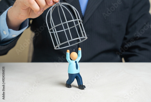 Tableau sur toile A businessman is trying to trap an employee in a cage